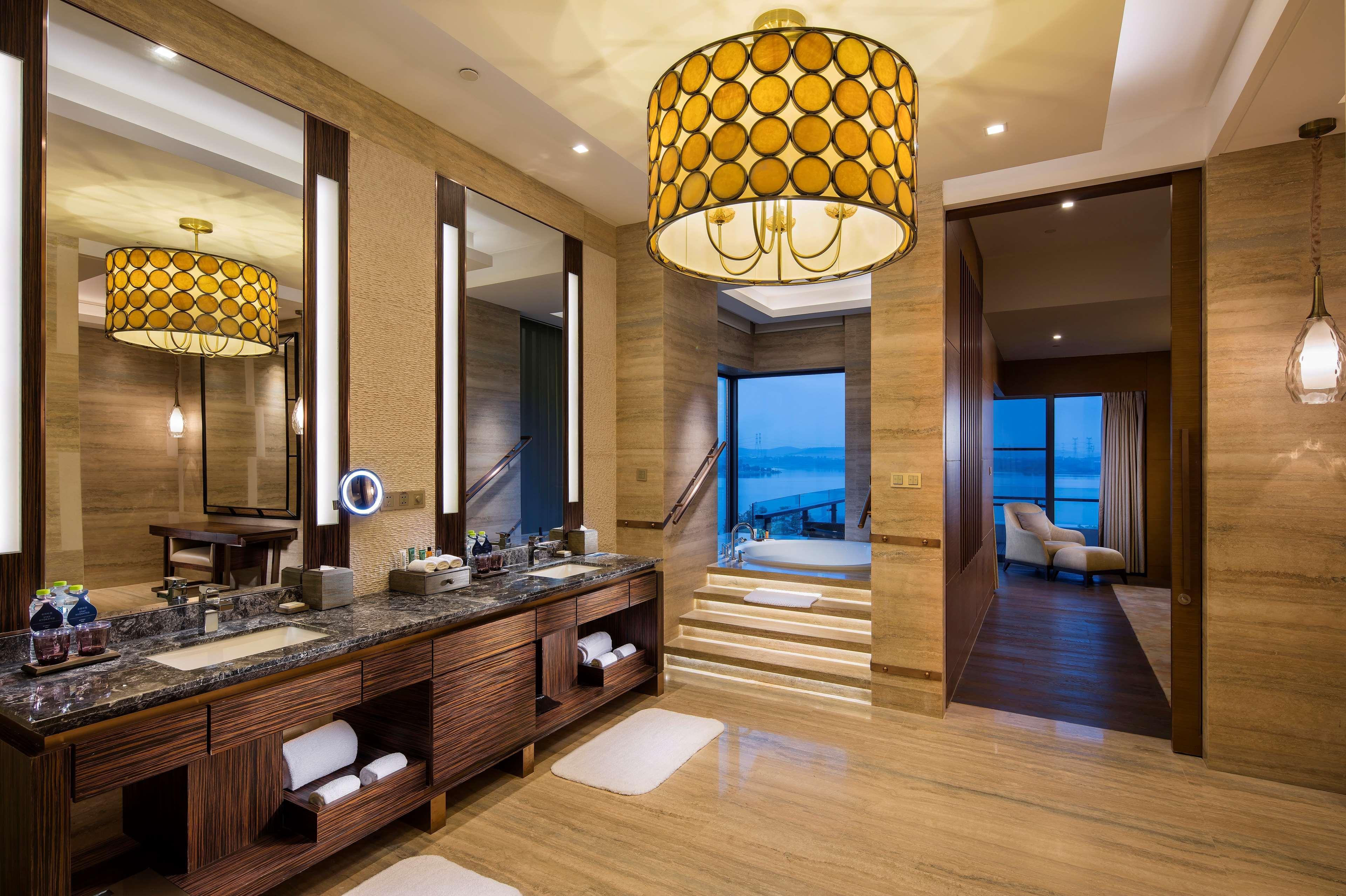 Hilton Wuhan Optics Valley Bagian luar foto