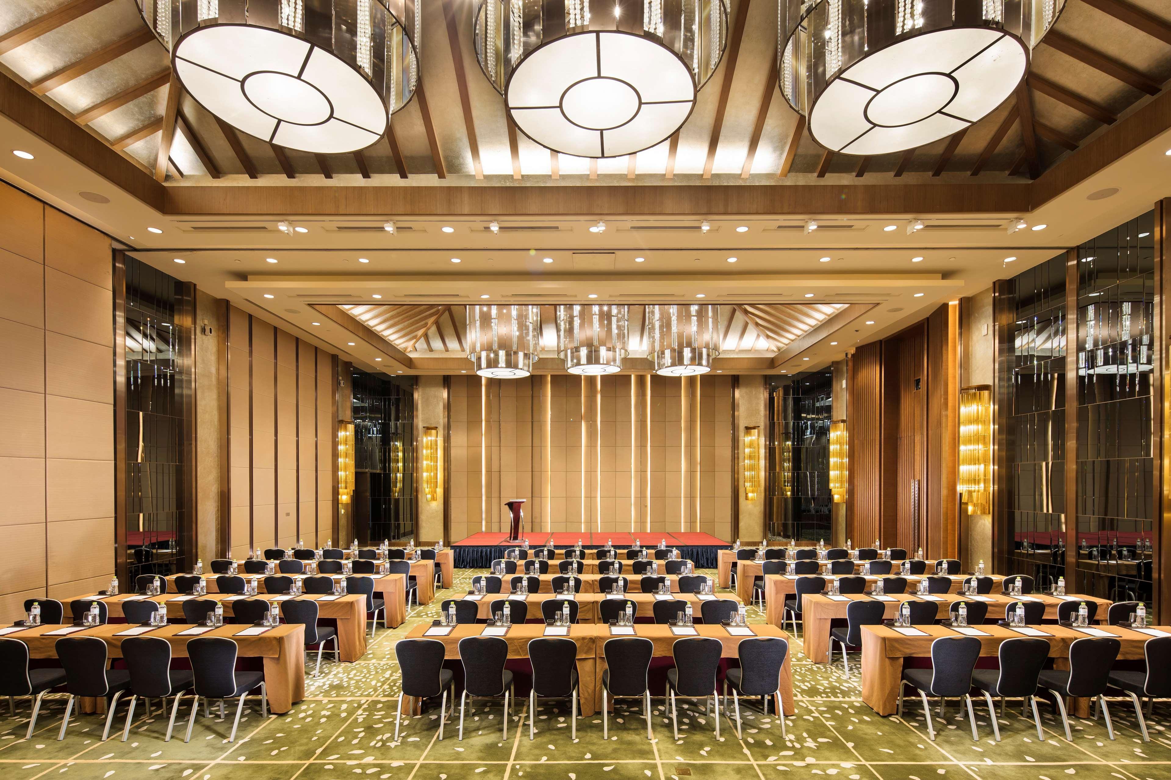 Hilton Wuhan Optics Valley Bagian luar foto