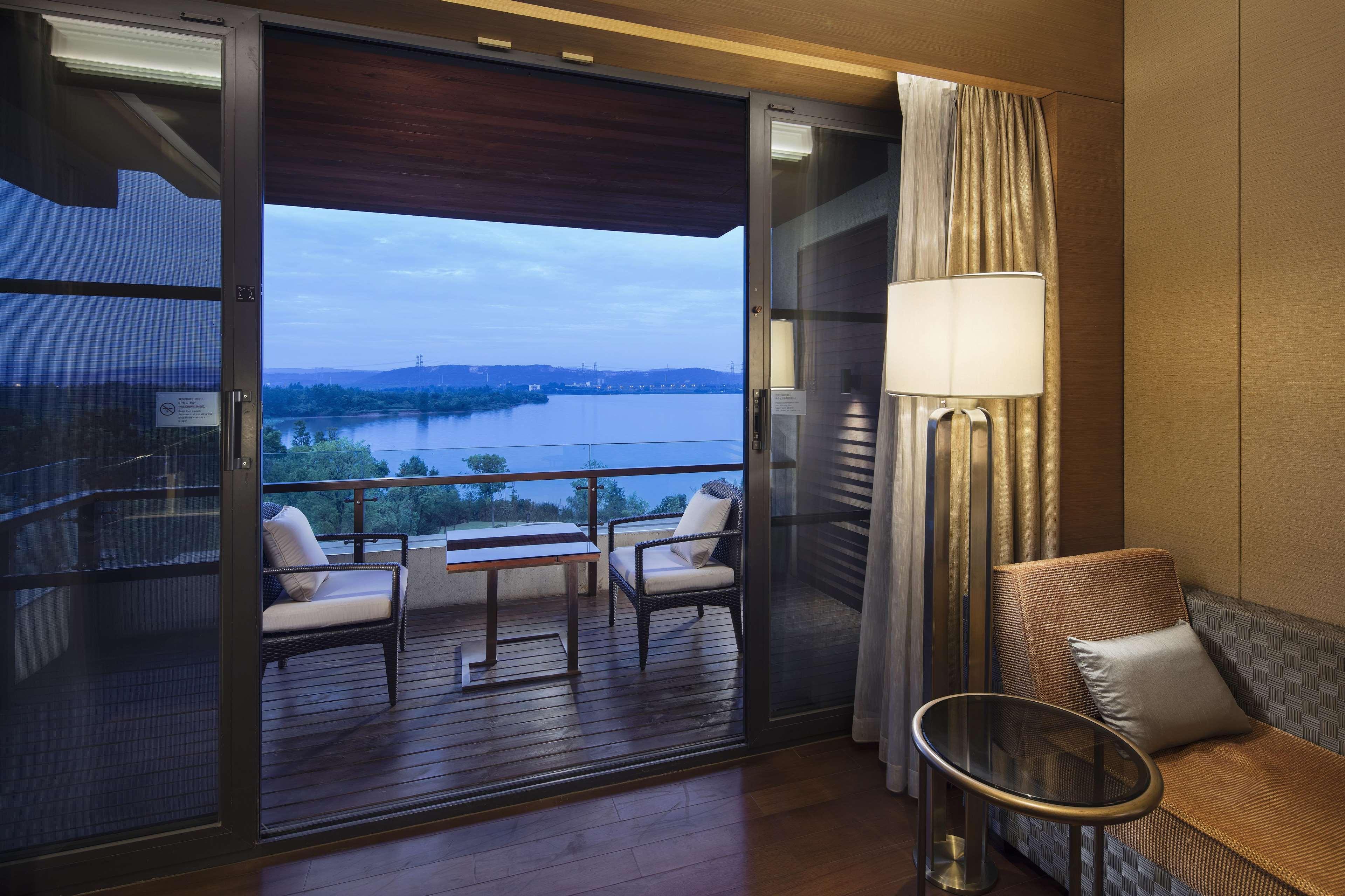 Hilton Wuhan Optics Valley Bagian luar foto