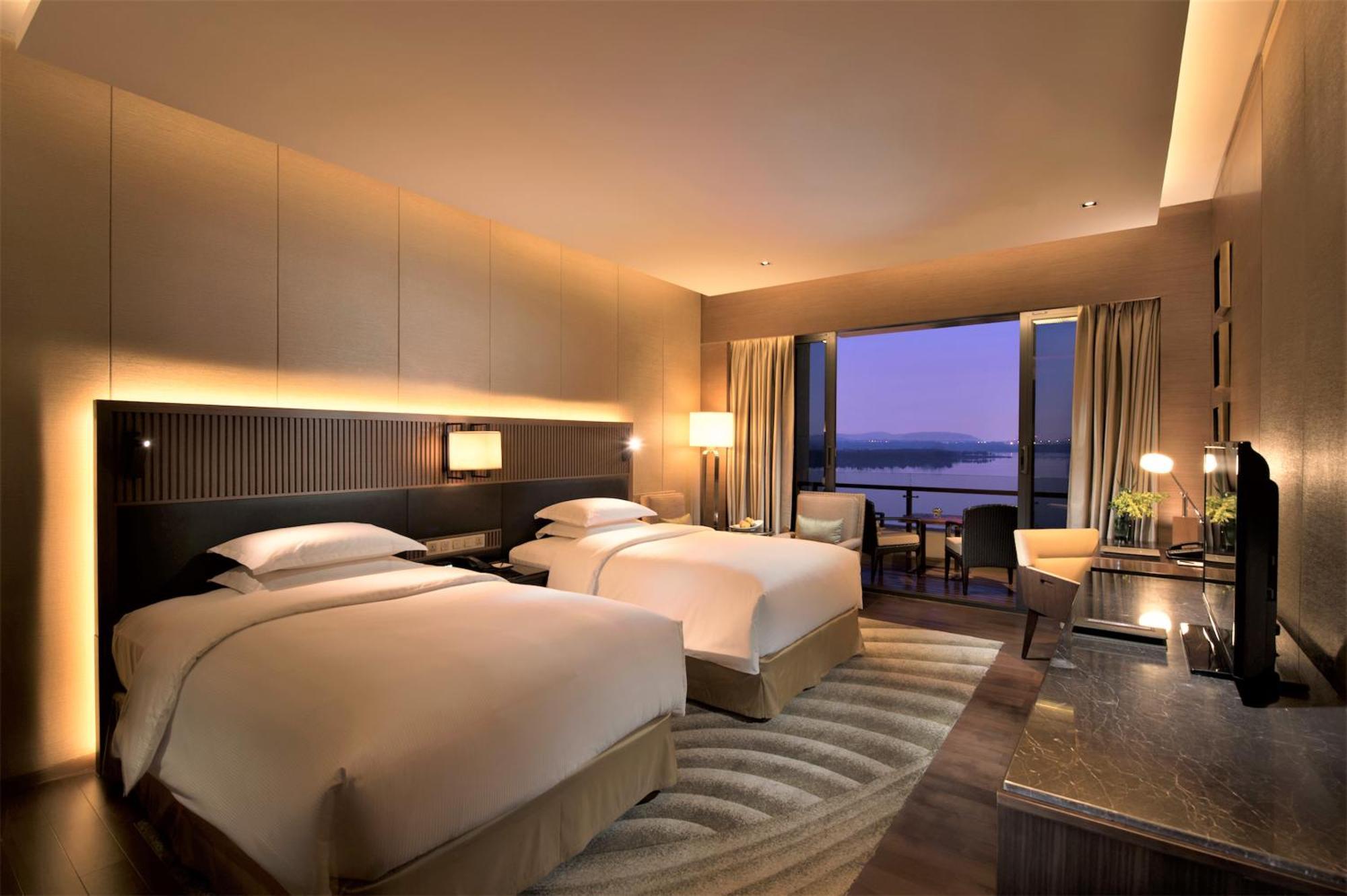 Hilton Wuhan Optics Valley Bagian luar foto