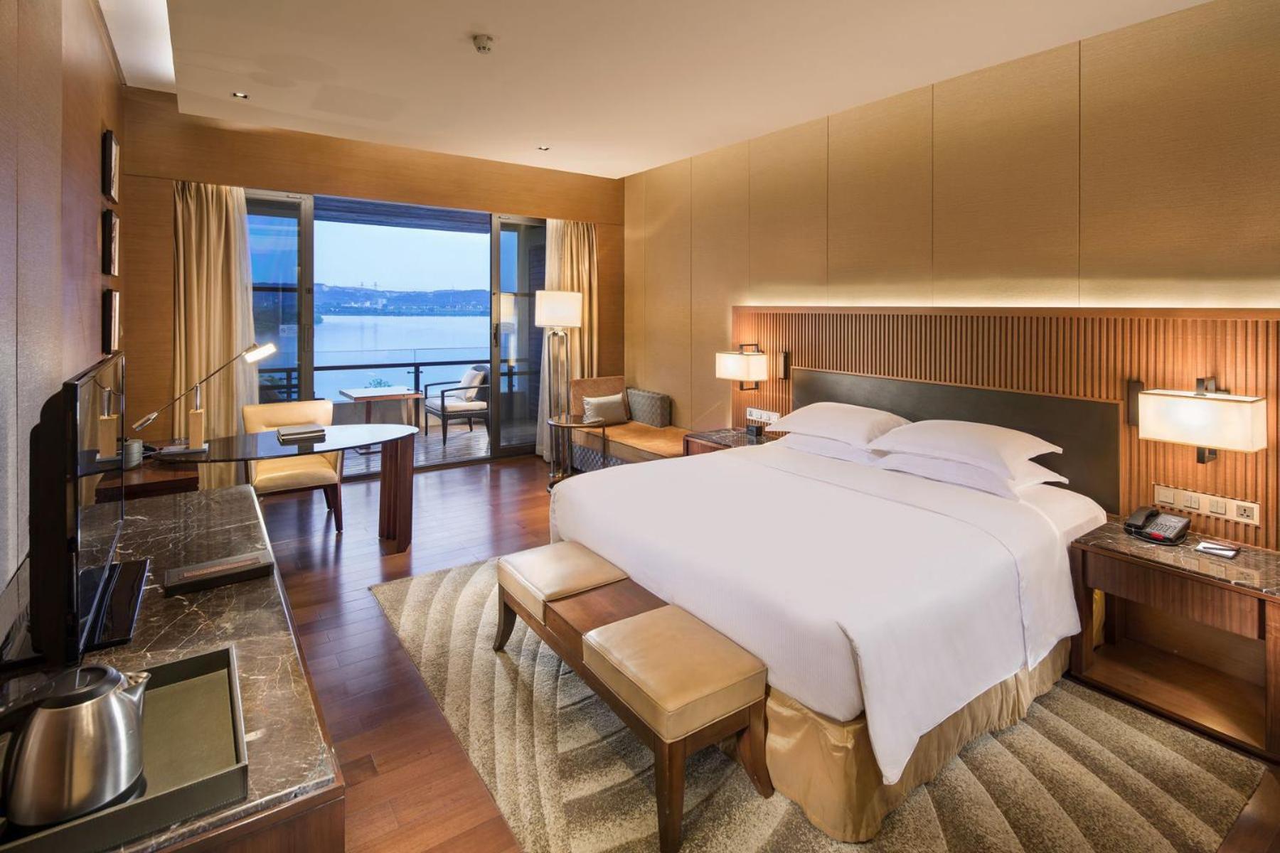 Hilton Wuhan Optics Valley Bagian luar foto