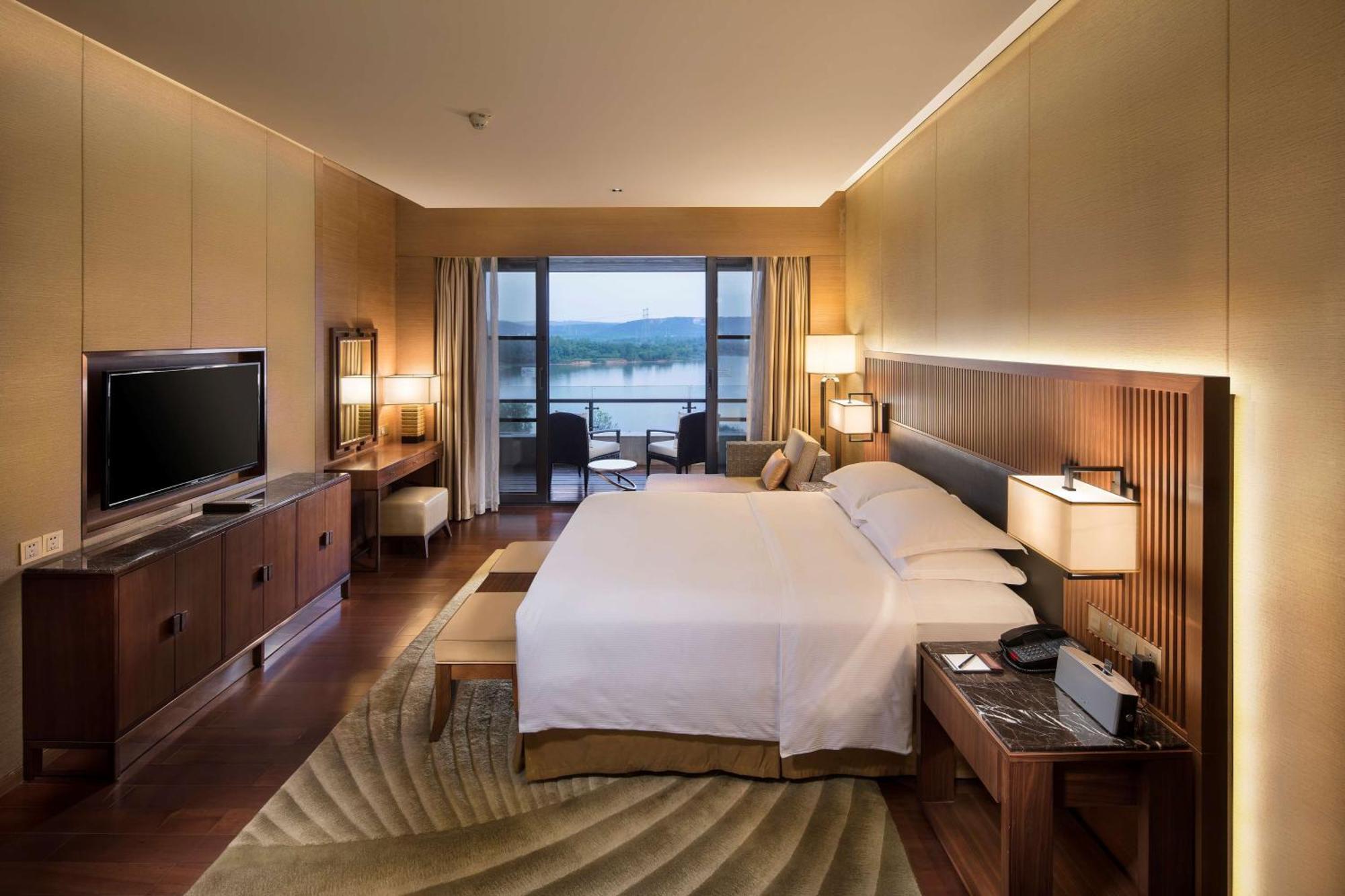 Hilton Wuhan Optics Valley Bagian luar foto