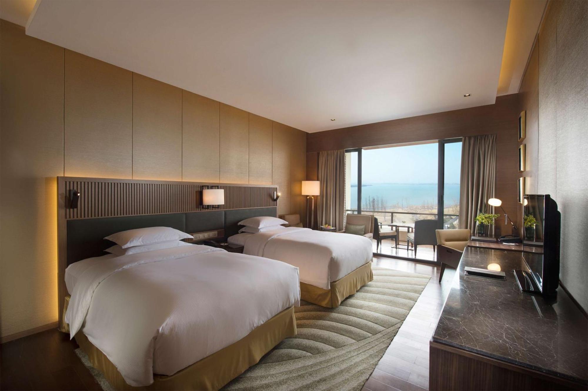 Hilton Wuhan Optics Valley Bagian luar foto