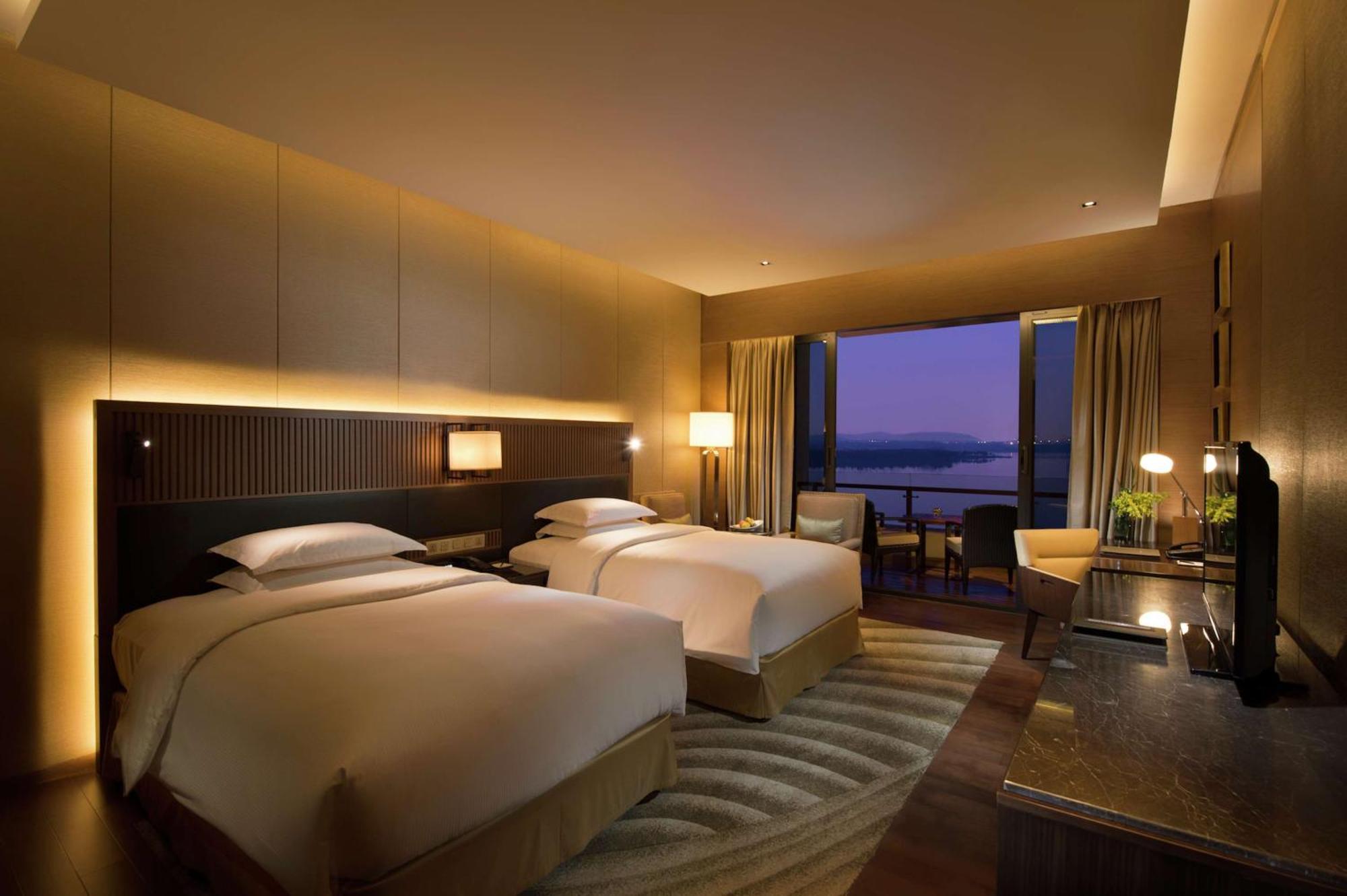 Hilton Wuhan Optics Valley Bagian luar foto