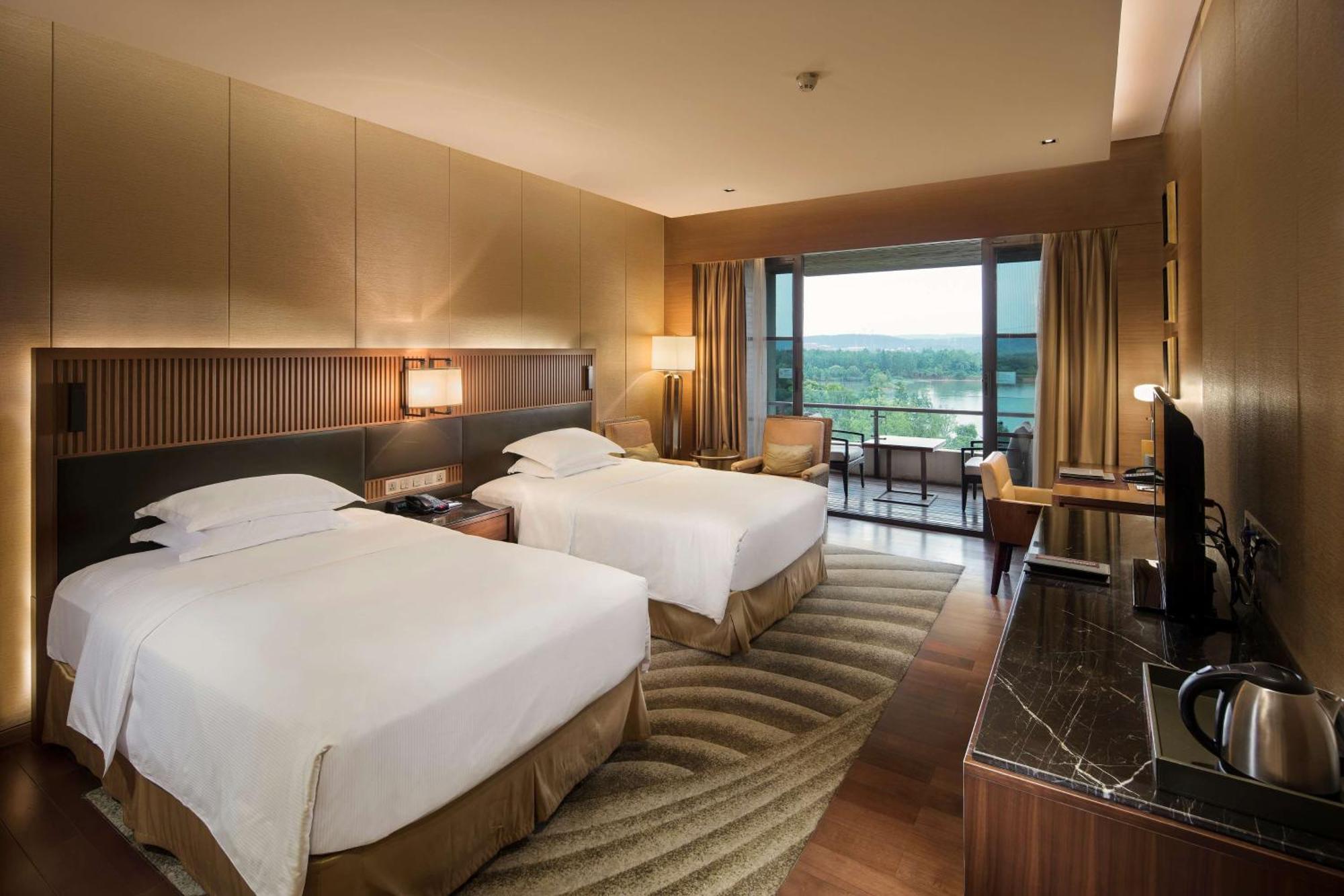 Hilton Wuhan Optics Valley Bagian luar foto