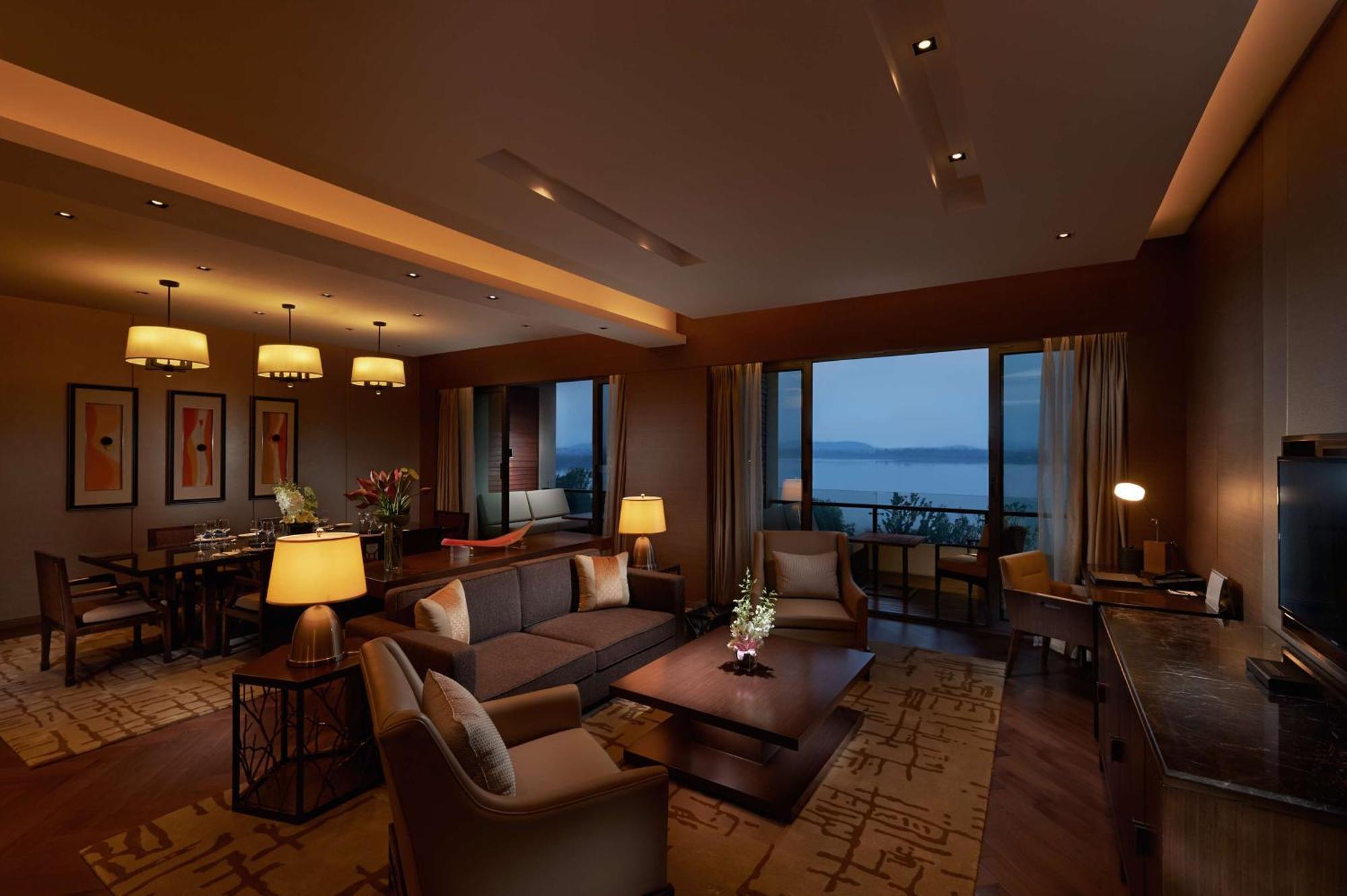 Hilton Wuhan Optics Valley Bagian luar foto
