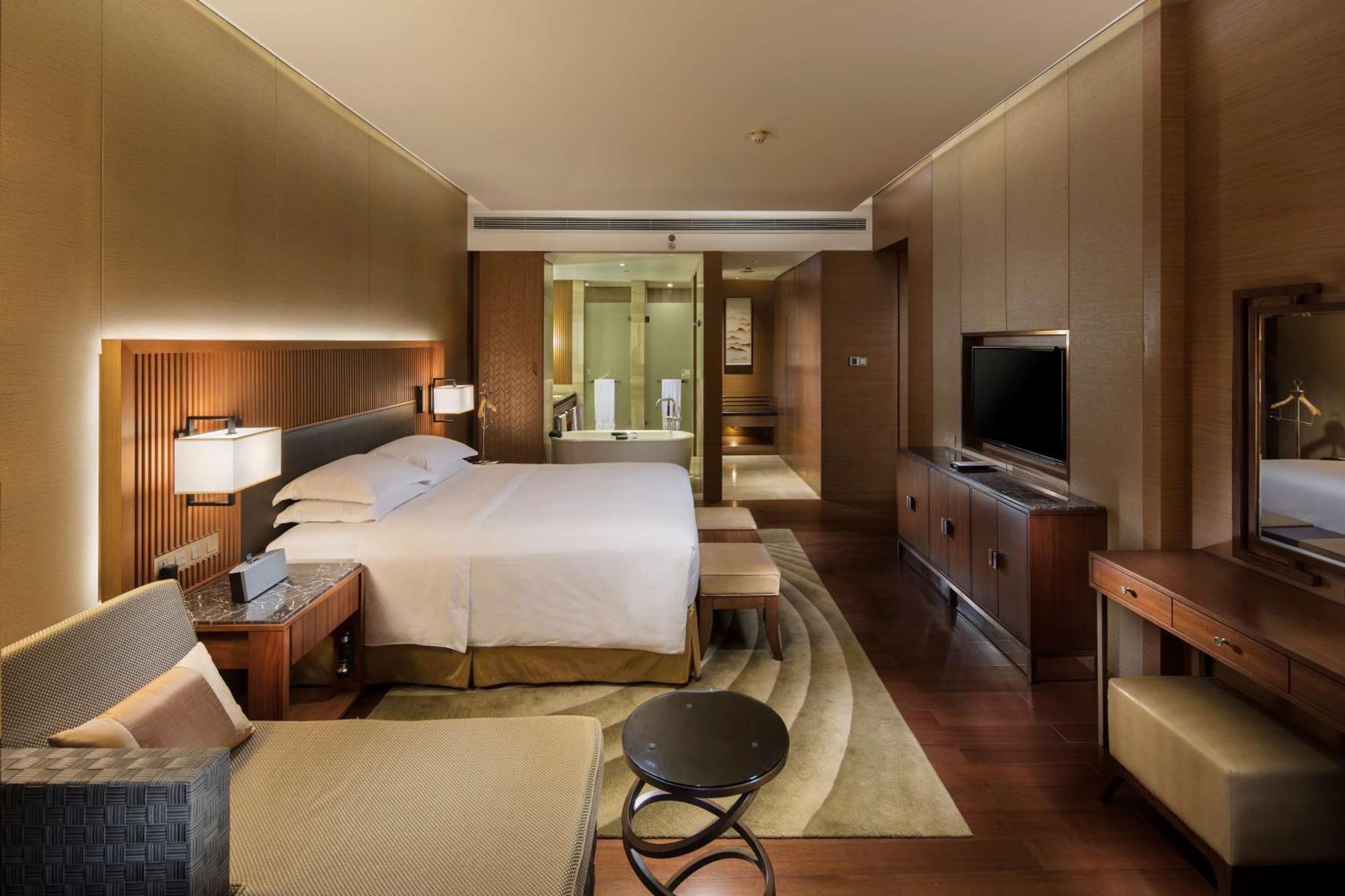 Hilton Wuhan Optics Valley Bagian luar foto