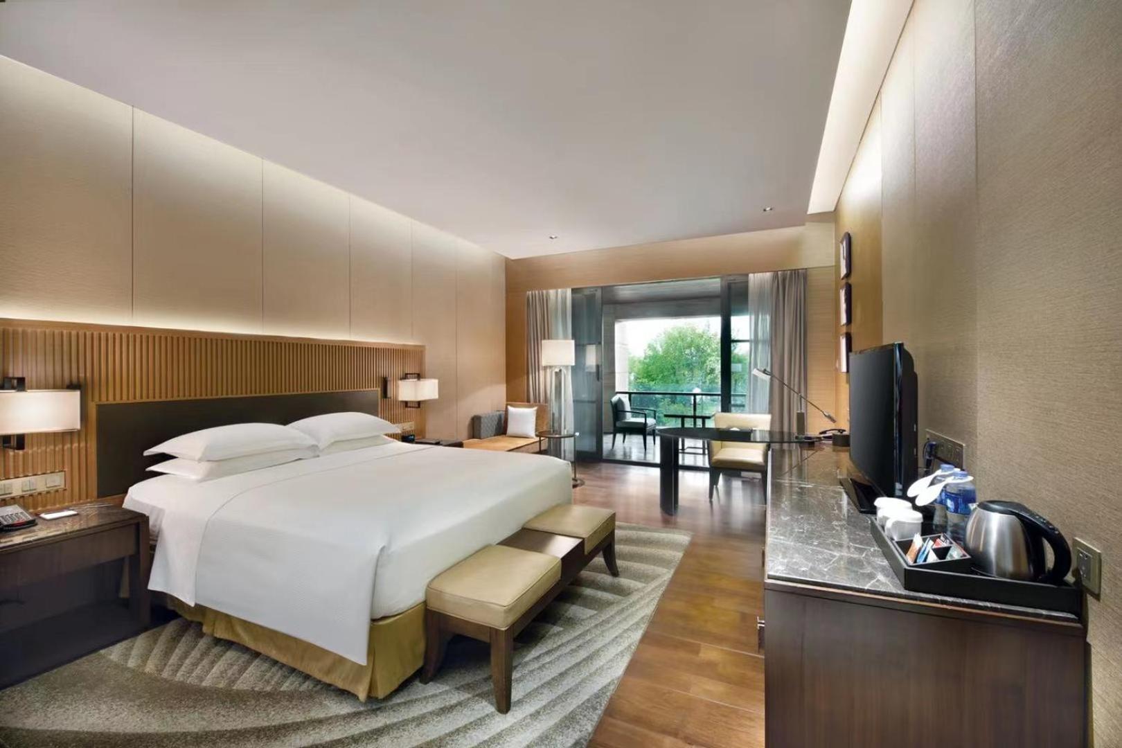 Hilton Wuhan Optics Valley Bagian luar foto