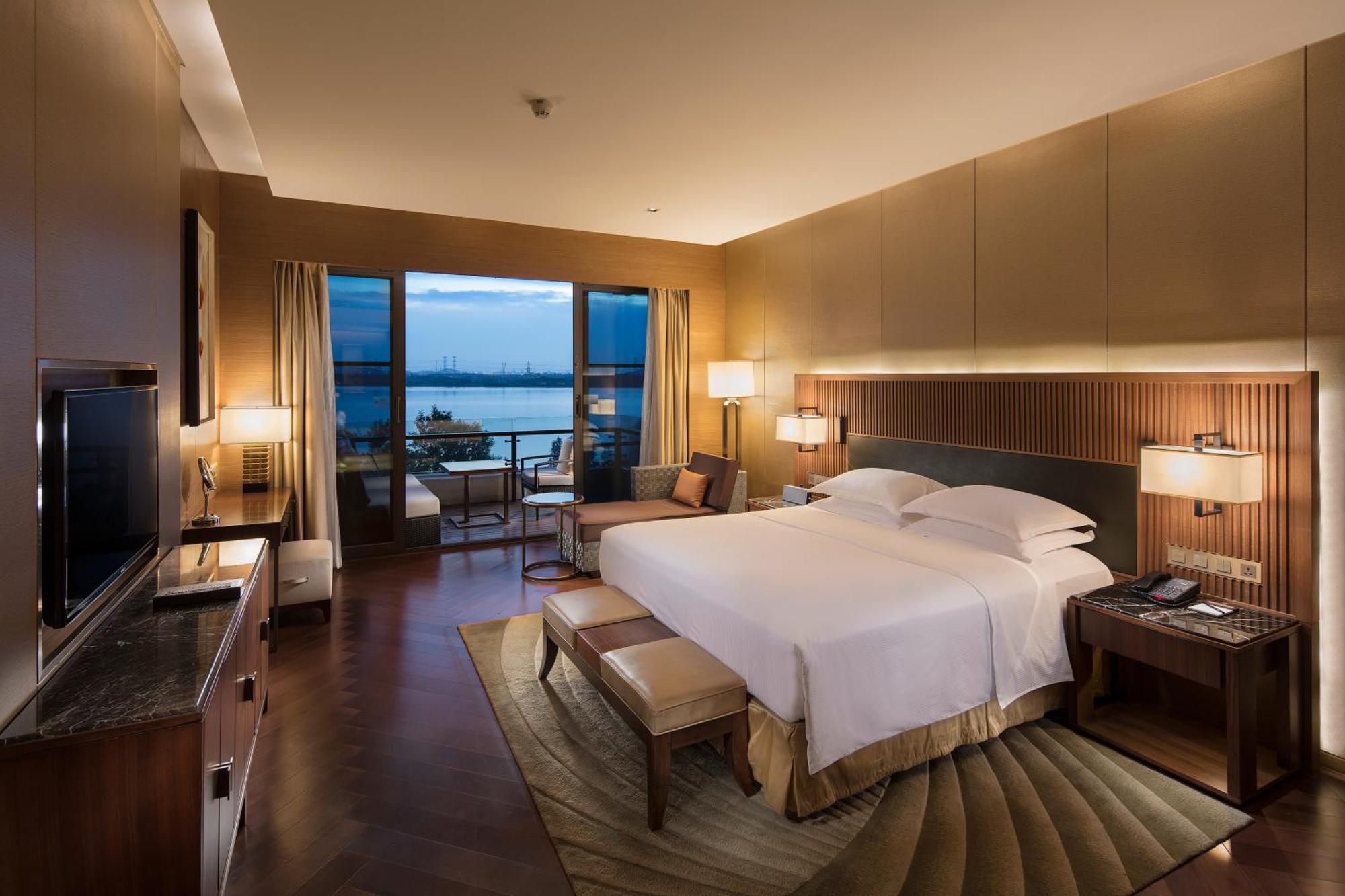 Hilton Wuhan Optics Valley Bagian luar foto